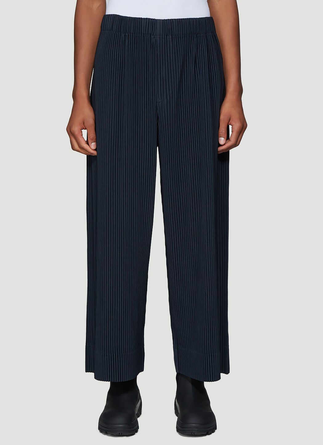 FINE KNIT PLEATS BLACK PANTS | The official ISSEY MIYAKE ONLINE STORE | ISSEY  MIYAKE USA
